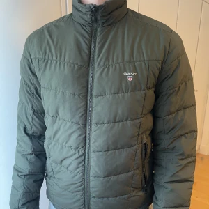 Gant jacka - Fint skick. Några mindre fläckar, men går säkert bort i tvätten. 