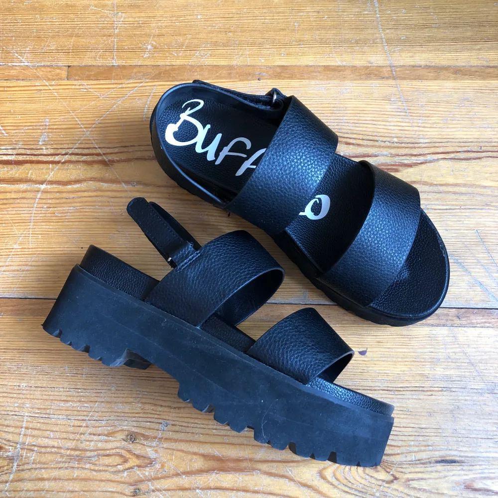 Plattform sandaler från Buffalo i modellen ”Jemma”, i nyskick (använda 2 gånger). Har en liten slitning som syns på sista bilden.💗. Skor.