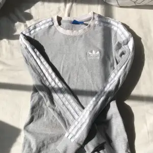 Säljer dne här gråa Adidas tröjan i storlek xs/s. Helt nytt skick✨den sitter tajt och är skön. 