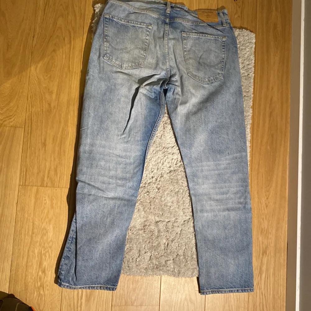 Ett par jeans från Jack&Jones - Storlek W34 L32 - har suttit på mig 179cm @80kg. Jeans & Byxor.