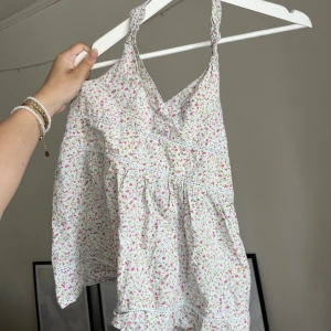 Sommar topp - Jättegullig sommartopp i blommigt mönster!🤍Säljs för 100kr +frakt!