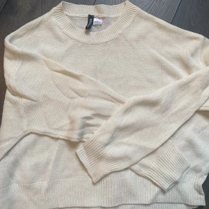 stickad - stickad vit/beige tröja, i använt skick men fortfarande superfin!
