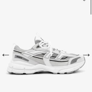 Axel Arigato  - Axel Arigato T-Trail.  Ord. Pris: 3 400kr  Flitigt använda, hälen har blivit sliten. 