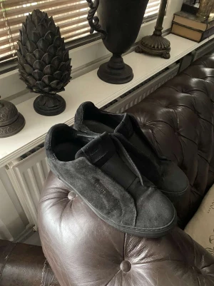 Axel Arigato 360 laceless - Arigato 360 laceless | köptes på nk i Göteborg | skick 6-7/10 | låda fås med | kvitto finns om det hittas | skriv gärna om du har några frågor eller vill ha fler bilder💯