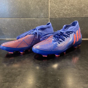 Fotbollsskor - Helt nya adidas predator i strl 46 som jag har spelat 30 min i. Säljer på grund av att de var för små. Kostar 1000kr unisport, Säljer för 550kr. Bara höra av sig ifall du har frågor. Svarar snabbt.