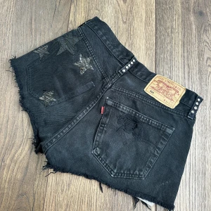 Levis shorts - Coola levis shorts med stjärnor och nitar, köpta second hand, storlek S