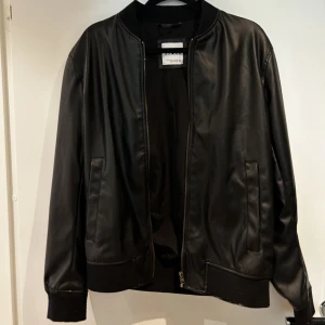 Bomberjacka  - Tunn bomberjacka från herravdelningen på zara men passar på tjejer oxå. Skriv om du har några frågor!🖤