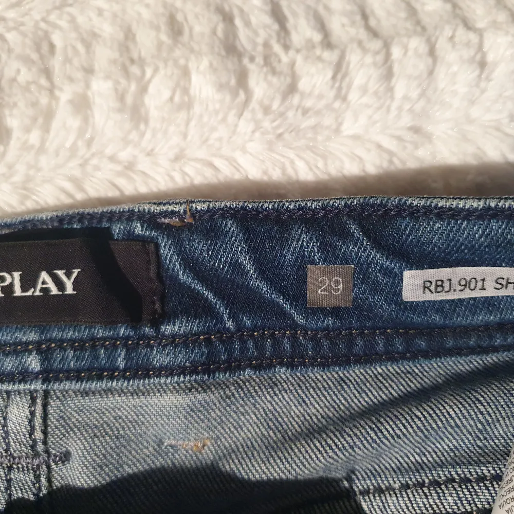 Säljer sonens knappt används blå jeansshorts från REPLAY.  Modellen heter RBJ.901. Passform: Tarped. Säljes för 300 kr. Nypris fullpris 1199 kr. Hämtas i Göteborg eller Kungälv.  Kan skickas om köparen betalar frakten.. Shorts.