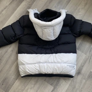 Moose jacka strl M - Såklart äkta, använd i 1 vecka alltså topp skick, hör av er :)