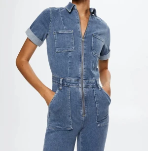 Denimjumpsuit från Mango - Har använt den en gång, i nyskick. För fler bilder skriv gärna ett meddelande.  Köparen står för frakt. Nypris 700kr 