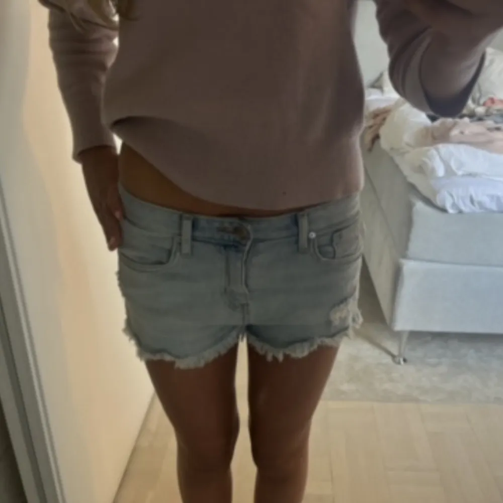 Så snygga lågmidjade jeansshorts perfekta nu till sommaren!!💓💓från hm i storlek Xs i toppen skick . Shorts.