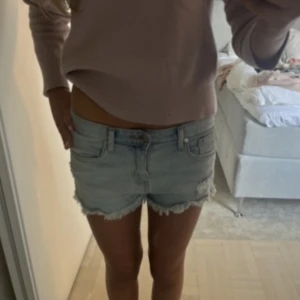 Lågmidjade jeansshorts!💓💓 - Så snygga lågmidjade jeansshorts perfekta nu till sommaren!!💓💓från hm i storlek Xs i toppen skick 