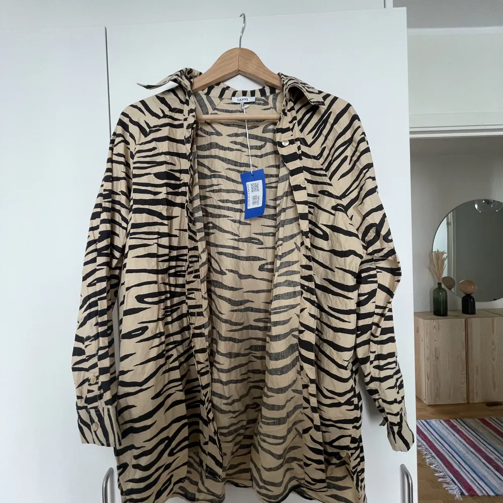 Zebra-skjorta från ganni. Köpt från Sellpy men har ej kommit till användning. Bra skick i alla fall! Sitter oversized.. Skjortor.