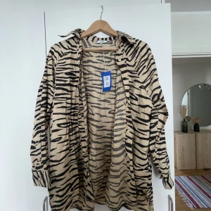 Ganni - Zebra-skjorta från ganni. Köpt från Sellpy men har ej kommit till användning. Bra skick i alla fall! Sitter oversized.