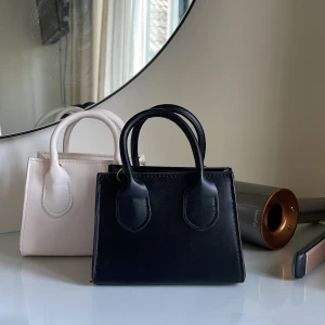 Väska - Fin beige mini väska i bra skick🌸 Längre axelband till båda väskorna ingår