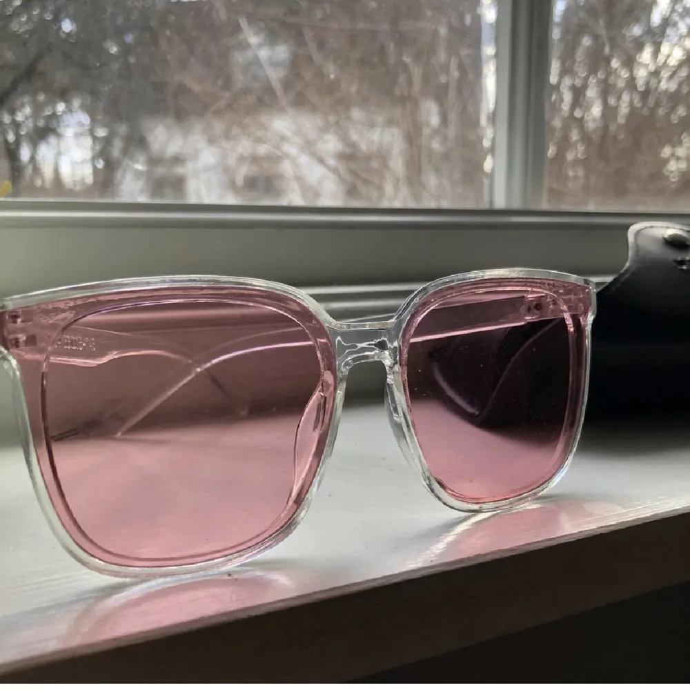 Solglasögon med rosafärgade glas som är PERFEKT nu för våren - tycker jag inte är cool nog att ha dem, så hoppas ni lyckas bättre💕. Accessoarer.