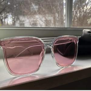 Solglasögon med rosafärgade glas som är PERFEKT nu för våren - tycker jag inte är cool nog att ha dem, så hoppas ni lyckas bättre💕