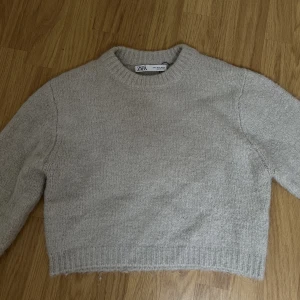Stickad tröja - En beige/grå stickad tröja från Zara. Aldrig använd! Storlek S.