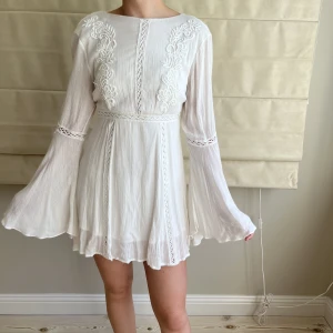 Klänning från pretty little thing - Fin vit klänning från pretty little thing med vida ärmar! Endast testad, lappen finns kvar! Först till kvarn 