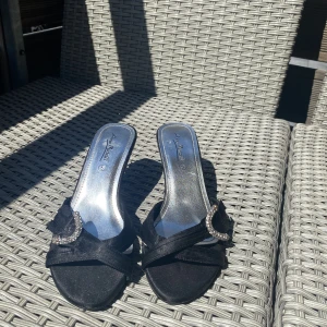 Svarta klackar  - Perfekta klackar till sommarn med lite lägre klack.  8 cm i klack höjd  24 cm i längd 