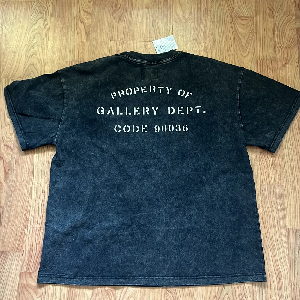 En helt ny och helt oanvänd gallery dept t-shirt för ett fint och bra pris. . T-shirts.