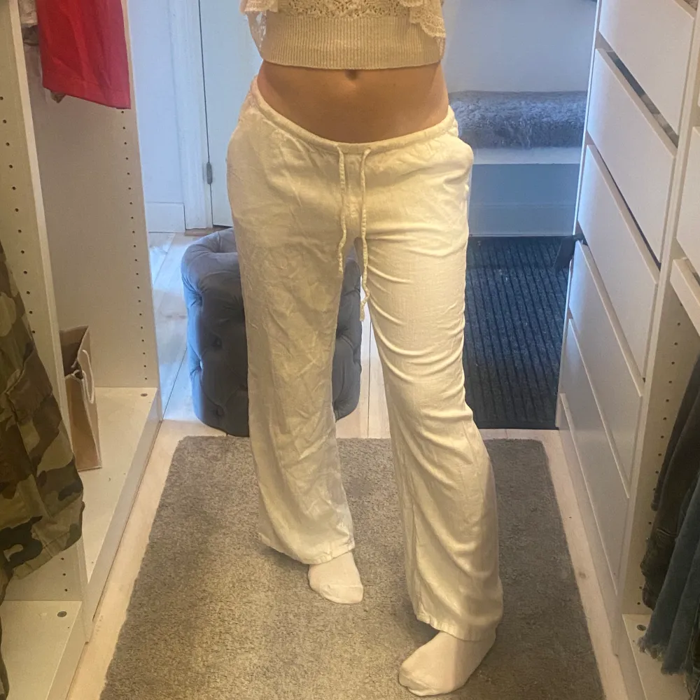 Slutsålda lågmidjade linnebyxor från H&M, köpta för 500kr. Köparen står för frakt, Säljer igen pga oseriös köpare! Högsta bud var då 355kr!. Jeans & Byxor.