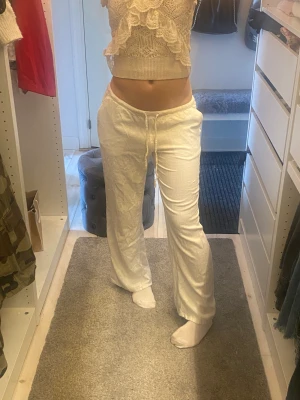 Lågmidjade linnebyxor - Slutsålda lågmidjade linnebyxor från H&M, köpta för 500kr. Köparen står för frakt, Säljer igen pga oseriös köpare! Högsta bud var då 355kr!
