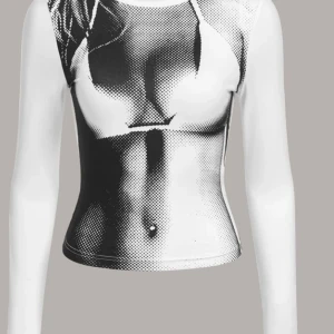 Prickig bikini tröja - *TRENDIG TRÖJA* Säljer dennna vaclra trendiga tröja för att jag inte vågar använda den... Den är aldrig använd utomhus och är ändast testad! Materialet är välidgt stretchingt!💕💕💕  Pm/Dm för mer bilder och info :)