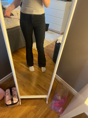 Bootcut jeans från Gina Tricot  - Svarta bootcut jeans från Gina Tricot i bra skick. Köparen står för frakten💗💗