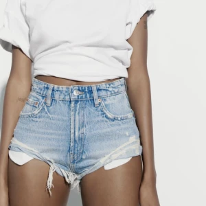 Jeansshorts  - Snygga jeansshorts från Zara. Säljer då de tyvärr är för små för mig. Bra skick även om de är använda ett par gånger. Lägg gärna prisförslag då det verkar vara hög efterfrågan