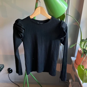 Långärmad Zara tröja S - Hej 🤗 jag säljer min långärmade tröja från Zara i storlek S💕 den har bara används ett fåtal gånger. 
