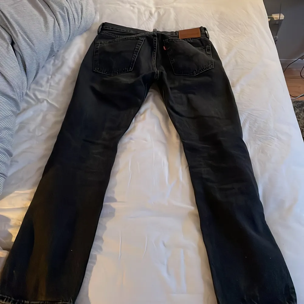 Svarta Levis 501 jeans  W31 L32 Knappt använda och i princip nyskick Köpta för 1100. Jeans & Byxor.