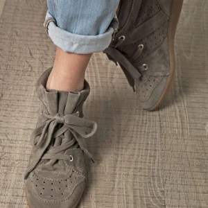 Isabel Marant  - Intressekoll på mina Isabel marant i modellen bobby. Självklart äkta men jag funderar på att köpa ett par andra. Super snygga och bra skick. Kom privat för fler bilder ifall du är intresserad.  Nypris ligger på ca 5000 och dessa är i väldigt bra skick.