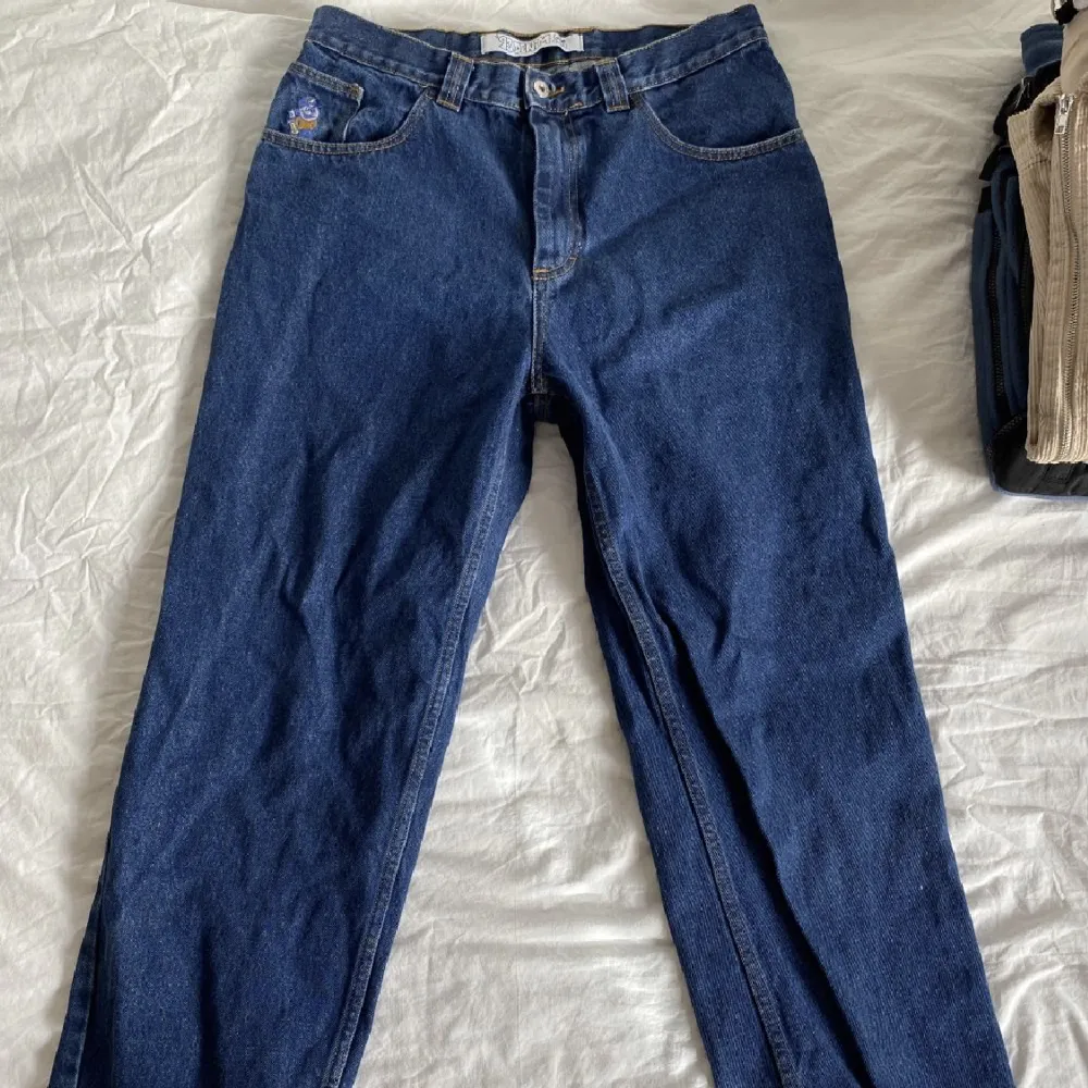 Baggy jeans från polar skate modellen är 93 denim. Storlek 32/30. Pytte slitna längst ner, inget man märker av.. Jeans & Byxor.