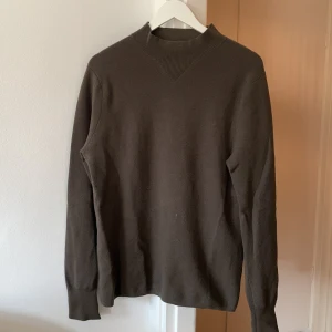 Filippa K, ulltröja storlek S - Filippa K tröja i en lite högre krage. Färgen är åt det bruna hållet. 