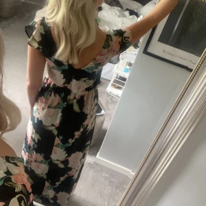 Långklänning  - Fin långklänning perfekt till sommaren💖💖 Klänningen visas dåligt på bild kan skicka bättre vid intresse så man ser hela längden på den!💖