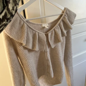 Stickad kofta/tröja - Väldigt söt stickad tröja som även går att använda som kofta. Den har använts sparsamt och är därför i ett bra skick. Skriv privat för frågor eller fler bilder 💓