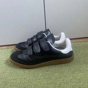Isabel marant skor - Isabel marant sneakers i väldigt fint skick! Säljer pga för små för mig. Storlek 39. Nypris 3700 kr
