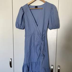 Tight blå klänning från Gina. Storlek S, sparsamt använd.   Finns att hämta i Bifrost, Mölndal. Alt mötas upp i Göteborg, (Gibraltargatan 1A). Kan också postas, köparen står för frakt. 