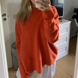 Stickad tröja - Säljer denna stickade tröjan i en jättefin orange färg. Färgen är mest rättvis på andra bilden! Storlek L (liten i storlek) Frakt tillkommer! 