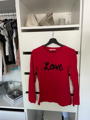 Röd tröja - Röd tröja med tryck ifrån hunkemöller, knappt använd