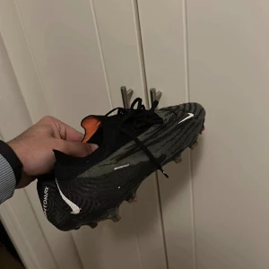 Nike phantom  - Säljer skorna som är använda 3 träningar endast, då jag fått nya. Följer med kvitto, box och skopåse 