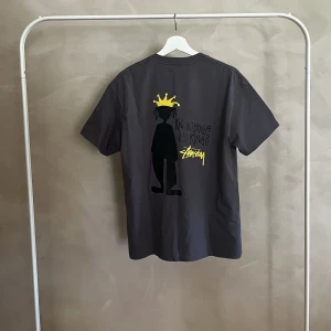 Stussy T-shirt  - Stussy T-shirt köpt secondhand. Avklippt lapp så kan inte garantera att den är äkta. Storlek Large men sitter oversized på medium.