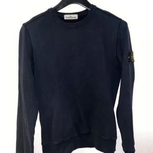 Stone island tröja  - 9/10 skick, använd några gånger men man ser inga spår av användning. Storlek S, nypris runt 1900kr