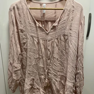 Blus - Superfin blus som inte gör sig rättvisa på galgen tyvärr! 