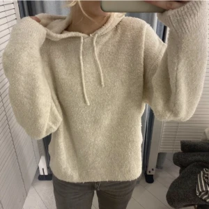 Stickad hoodie  - Kommer inte till användning skriv vid frågor 