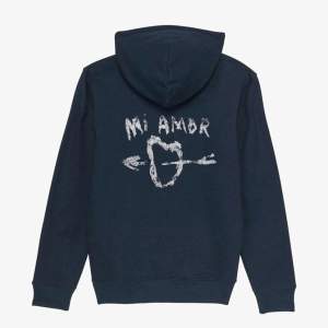 Intressekoll för min jätte fina mi amor hoodie. Endast använd ett fåtal gånger och helt perfekt nu till sommarkvällar! Sälja på zalando för 1600💘