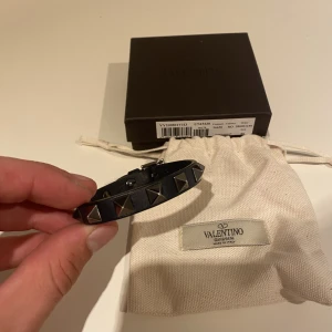 Valentino armband - Tja! Säljer mitt valentino armband som är i nyskick, användt ett fåtal gånger men va inget för mig.   Cond: 9/10   Nypris 2800kr   Mitt pris: 1700   Kan gå ner lite pris vid snabb affär!   Hör gärna av er vid eventuella frågor! 