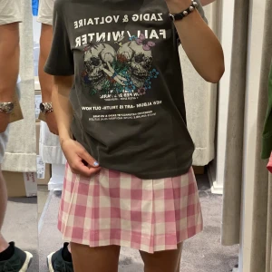 Rutig kjol - Säljer denhär superfina rutiga kjolen från zara som bara är använd 2 gånger. Det sitter fast shorts inuti den vilket är så praktiskt!! 🌸💕