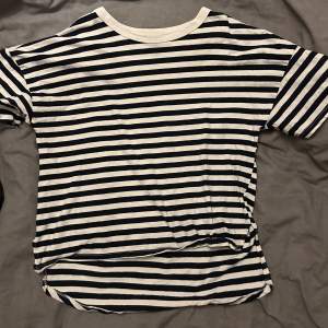 Säljer denna randiga T shirt från Zara då jag inte längre använder den, super fin och inga defekter 💗💗storlek xs